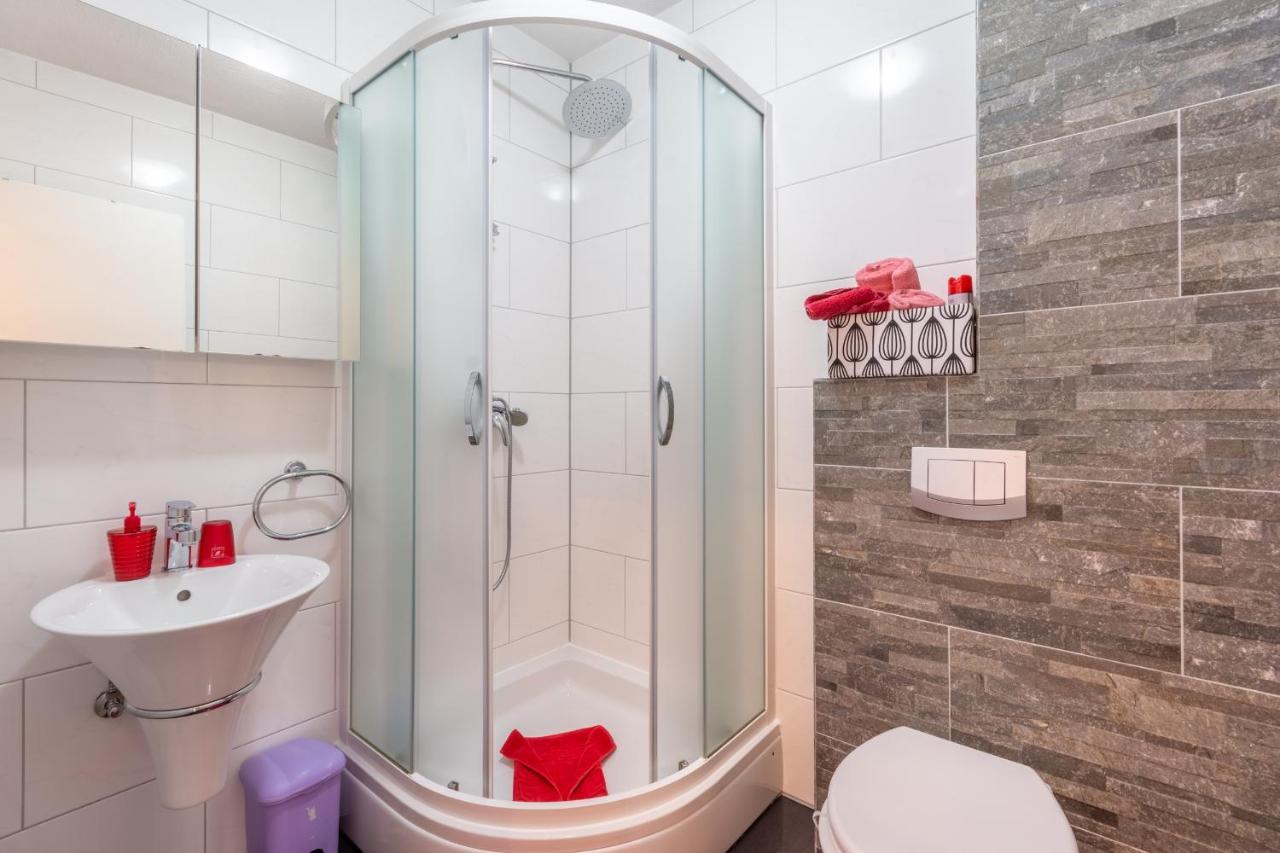 Family Friendly Apartments With A Swimming Pool Stanici, Omis - 18676 Exterior foto